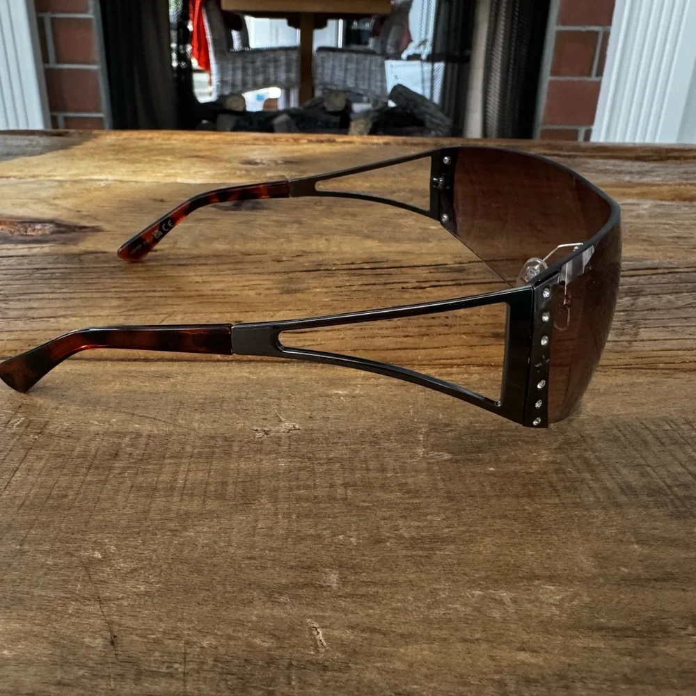 NEW PrettyLittleThing Brown Y2K Curved Visor Glasses - Picture 8 of 10